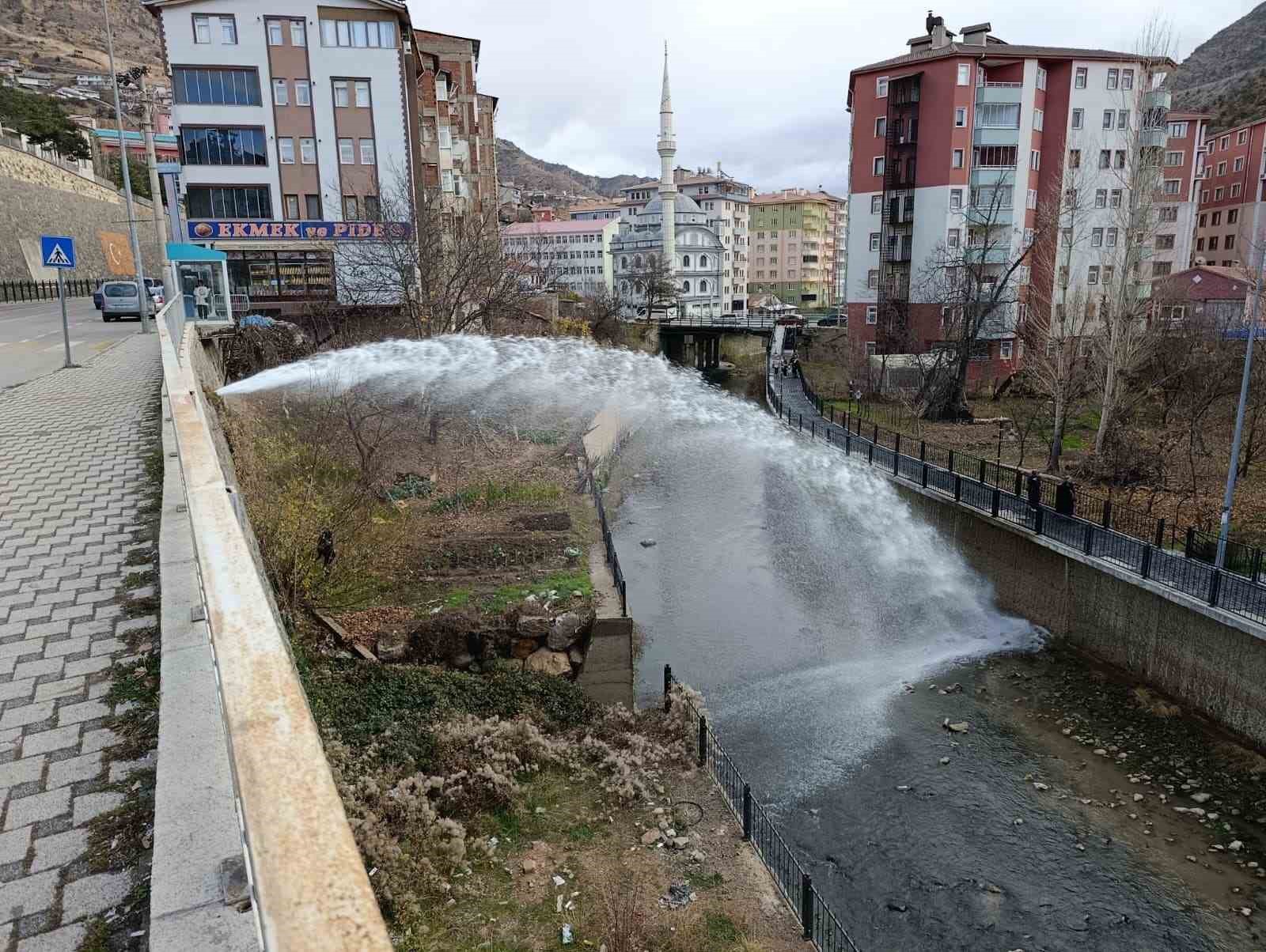 ana su hattindaki tonlarca su harsit cayina akti Bc23K92T