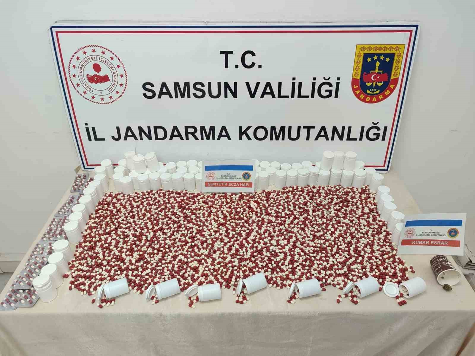apartman yoneticisi jandarma tarafindan 7 bin uyusturucu hapla yakalandi kEYwXG9l