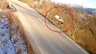 araciyla 30 metre yukseklikten ucan surucu yaralandi K751UI7d