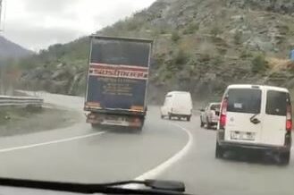 artvinde tir soforunun virajda 5 araci sollamasi faciaya davetiye cikardi XPT9iQxk