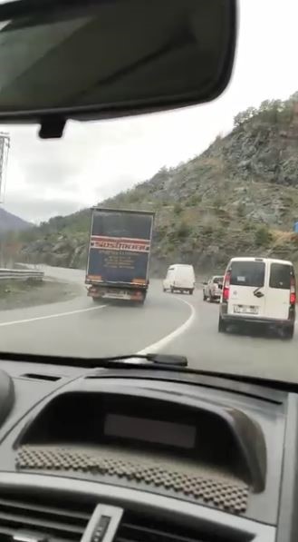 artvinde tir soforunun virajda 5 araci sollamasi faciaya davetiye cikardi