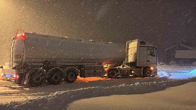 bolu dagi agir tonajli araclarin gecisine kapatildi kar kalinligi 40 santimetreyi gecti PSpMysvm