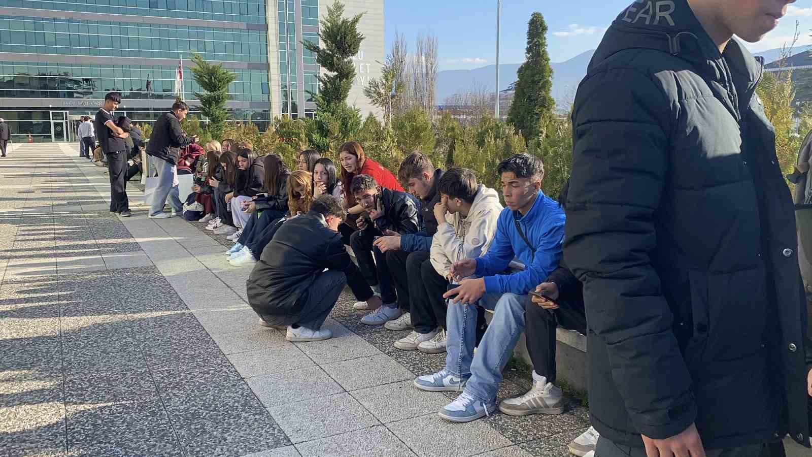 boluda 15 yasindaki cocugu olduren 13 yasindaki sanik hakim karsisinda LW1bu8yh