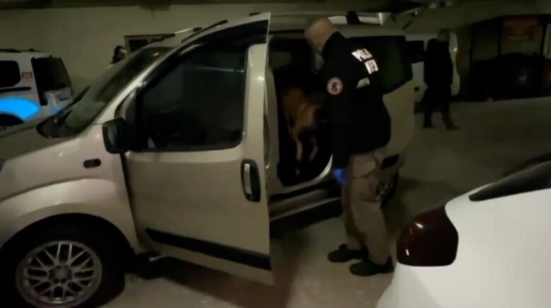 boluda arabaya zulalanmis uyusturucuyu pako buldu crqVr9AP