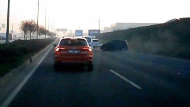 boluda kaza ani guvenlik kamerasinda makasa giren arac kazaya neden olmus P61OhI7N