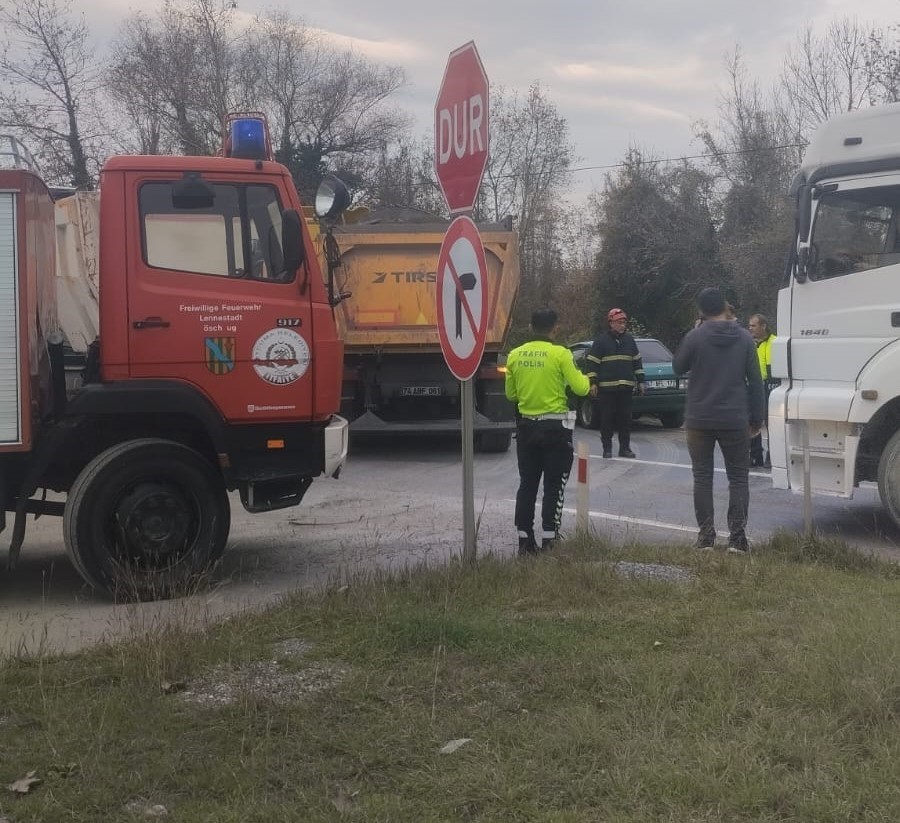 caycumada tir otomobile carpti 1 yarali 2fZMMYig