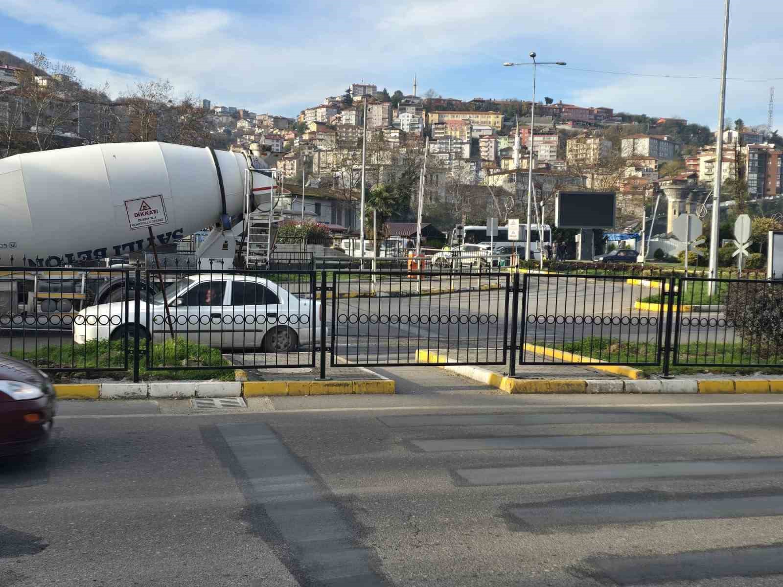 cevre yolunda onlem alindi yayalar ust gecide yonlendiriliyor 4Bqc2pbe