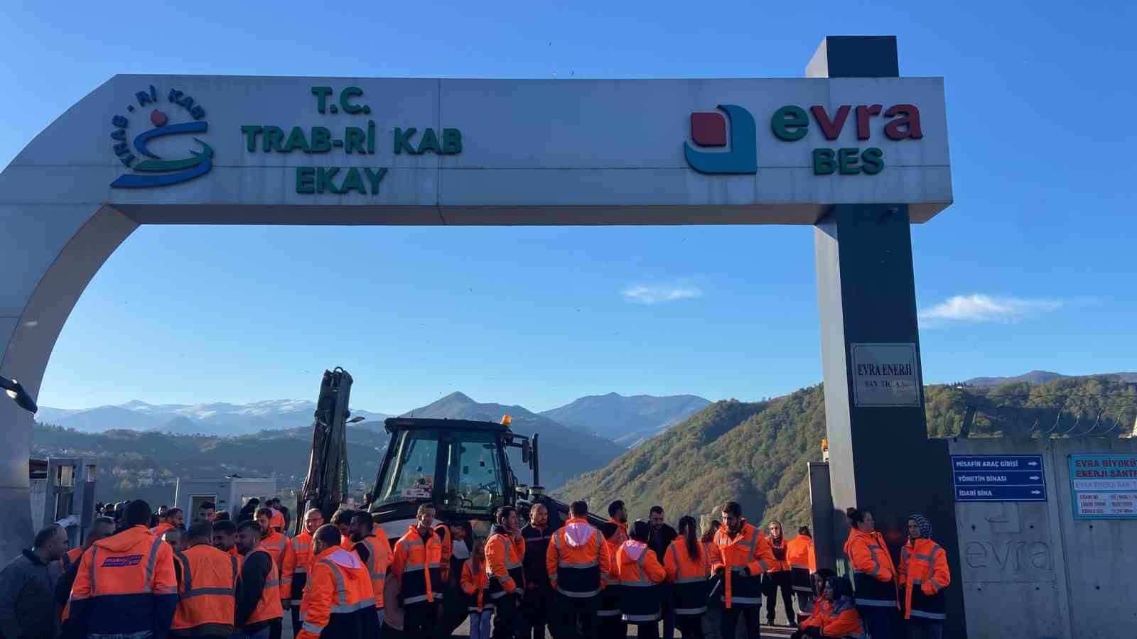 cevreye yaydigi kotu kokular ile gundemdeydi simdi ise maaslarini alamayan iscilerin eylemi ile gundemde mkLthORQ