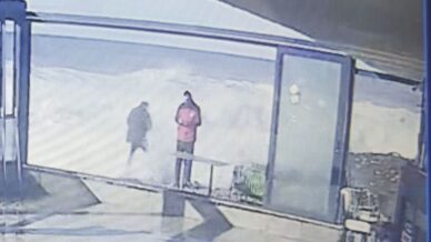 dev dalgalari goruntulemek isterken az kalsin suya kapiliyordu cIXjAGKk