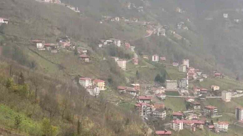 dogu karadenizde simsekler cep telefonlarina yansidi 51A1C5bm