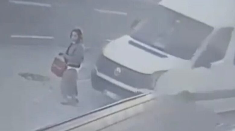 dolmus bekleyen kadin minibusun altinda boyle kaldi waT37wv7