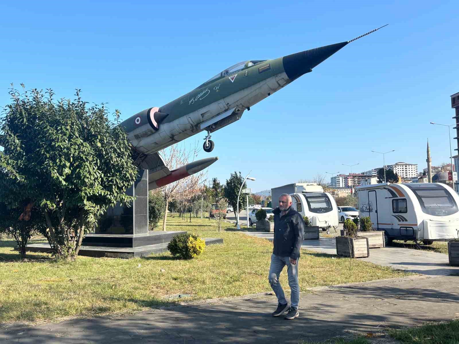 dunya havacilik tarihine gecen selcuk bayraktara surmeneli hemsehrisinden sarkili destek IDsve4He