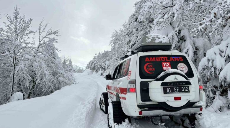 duzcede yasli hastaya paletli ambulans ulasti LTww5Oy3