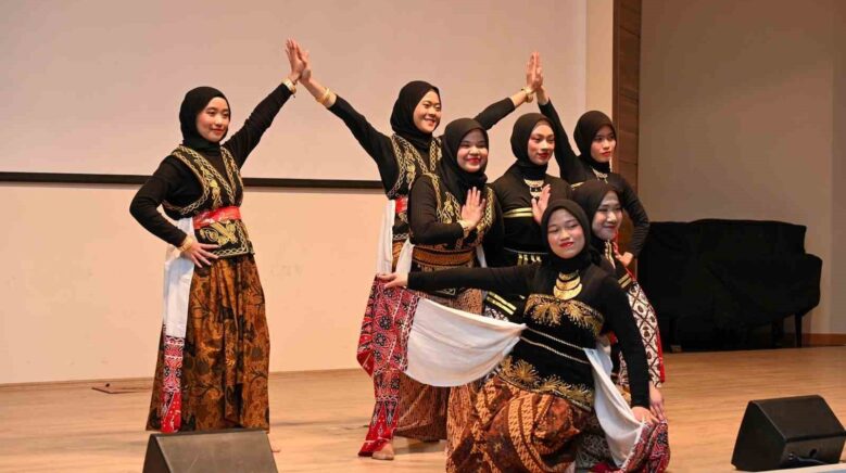 endonezyali ogrenciler geleneklerini ve ulkesini tanitti Zt7n4nOT