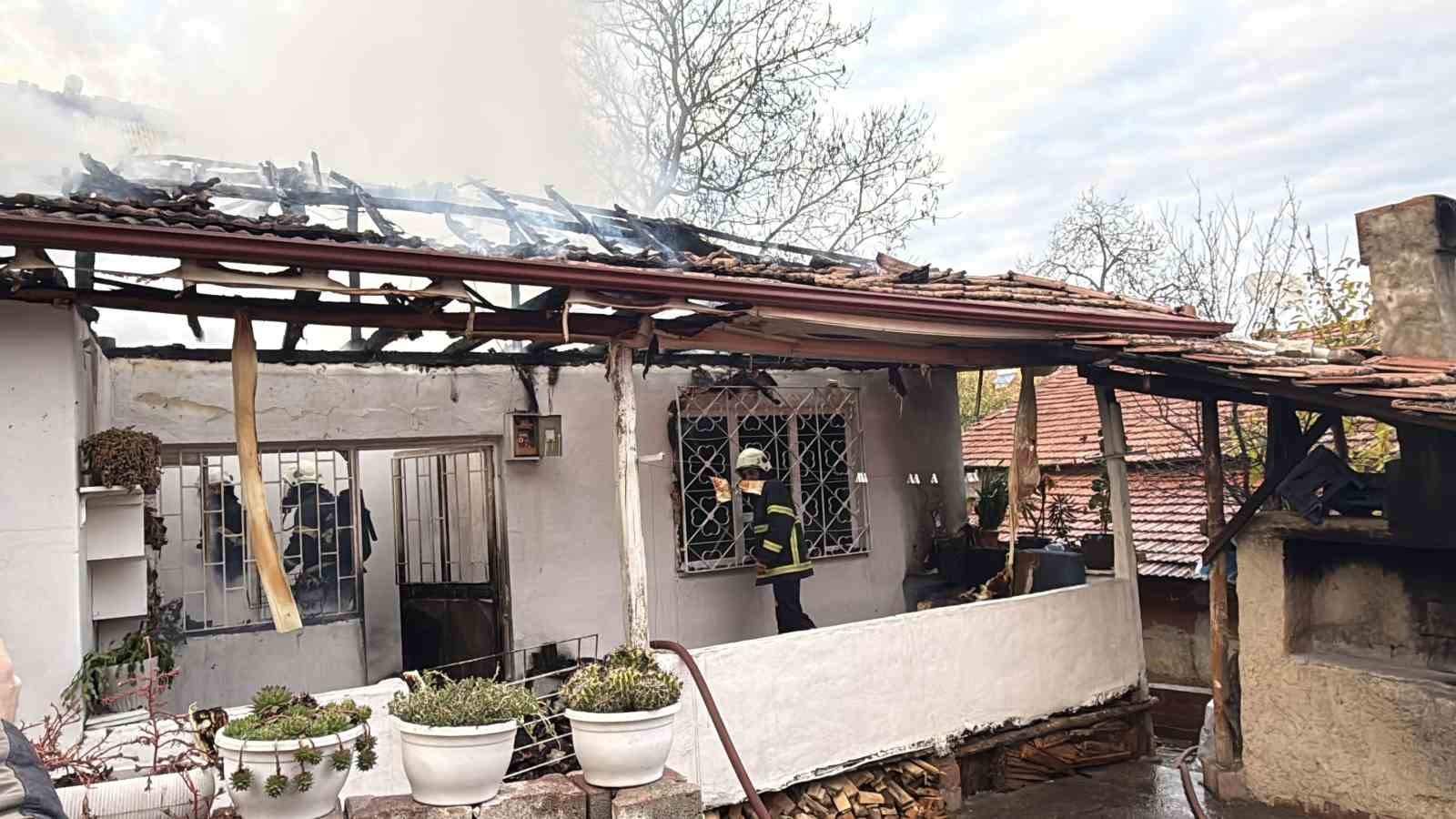 erbaada elektrik kontagindan cikan yangin evi kule cevirdi