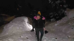 evlerinde mahsur kalan engelli anne ve kizi ekiplerce kurtarildi 7v7rT2E3