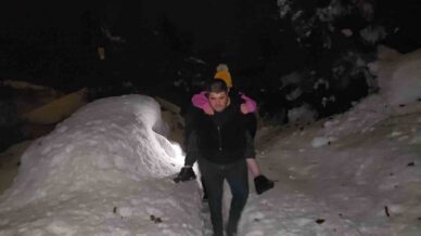 evlerinde mahsur kalan engelli anne ve kizi ekiplerce kurtarildi 7v7rT2E3