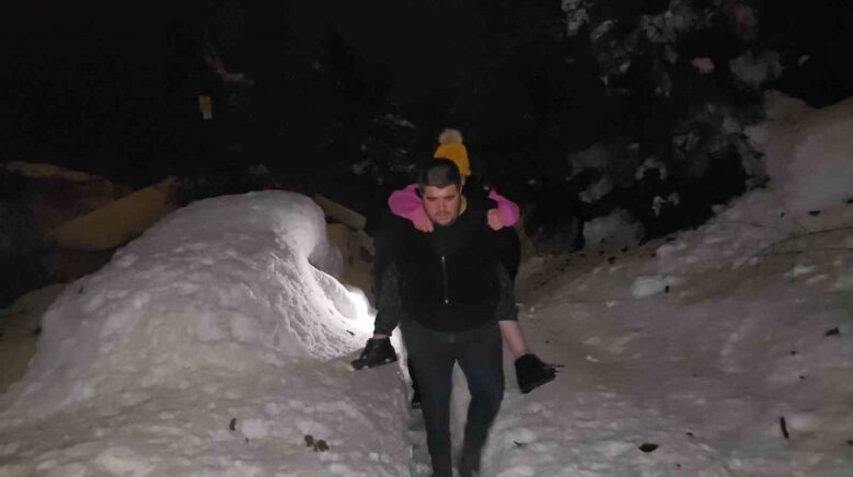 evlerinde mahsur kalan engelli anne ve kizi ekiplerce kurtarildi 7v7rT2E3