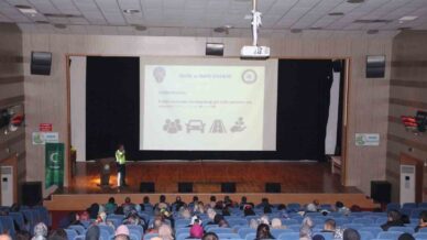 geredede polis ekipleri vatandaslari ve ogrencileri bilgilendirdi JMG5tkPP