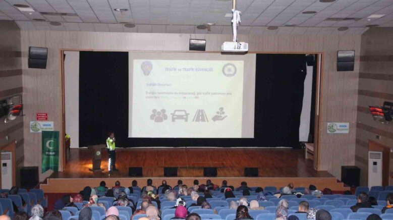 geredede polis ekipleri vatandaslari ve ogrencileri bilgilendirdi JMG5tkPP