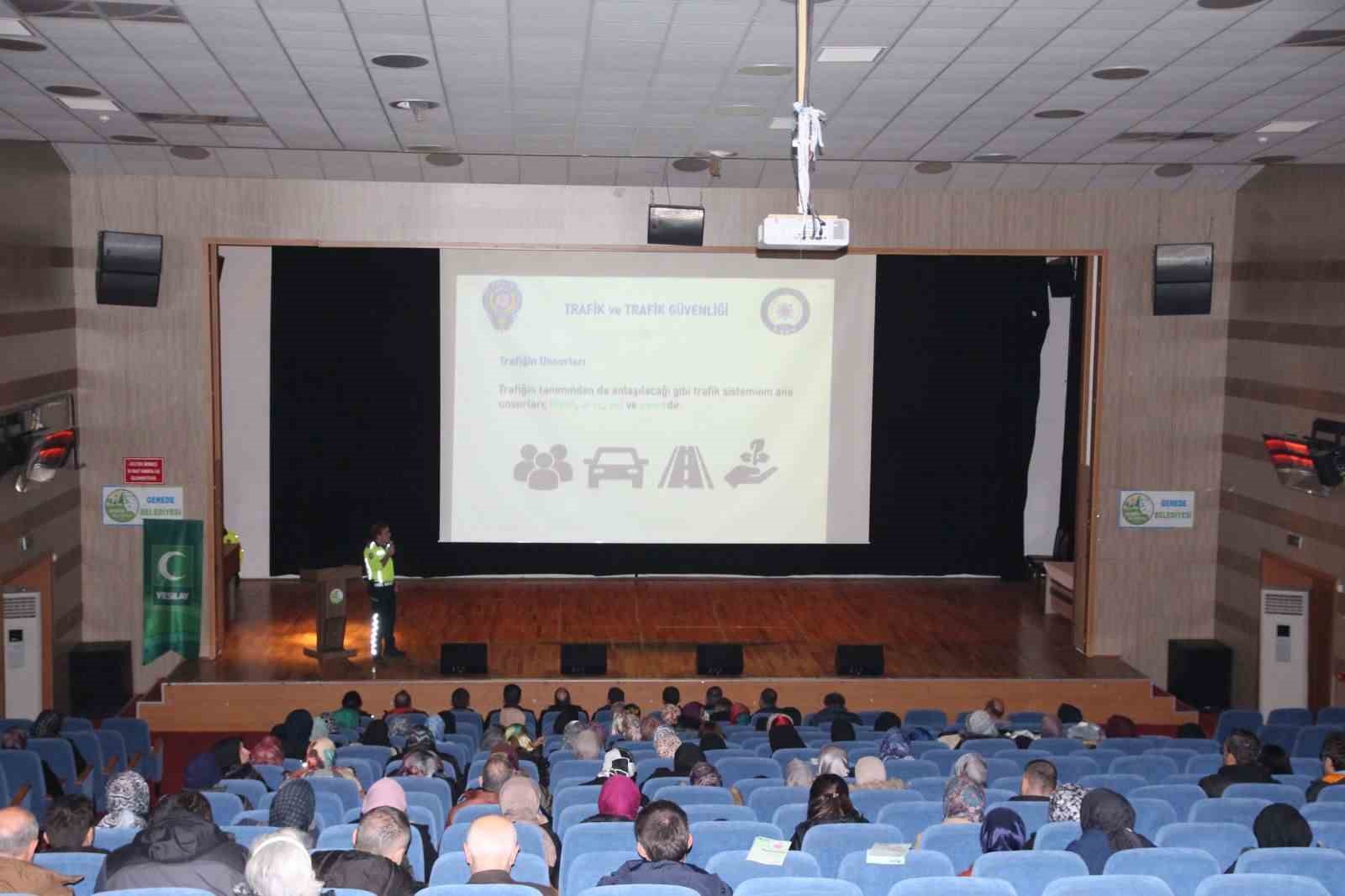 geredede polis ekipleri vatandaslari ve ogrencileri bilgilendirdi JMG5tkPP