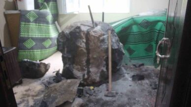 giresunda riskli bolgedeki kayalar kaldirilirken kopan kaya parcasi evin icerisine girdi 1IqF4lrK