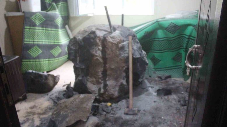 giresunda riskli bolgedeki kayalar kaldirilirken kopan kaya parcasi evin icerisine girdi 1IqF4lrK