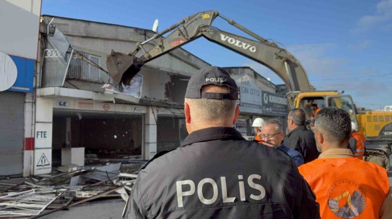 gulsan sanayi sitesinde ilk yikim basladi ZYz5QT4G