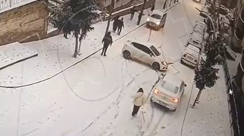 gumushanede buzlu yolda yokus asagi kayan araclar kamerada Dt19BdKM