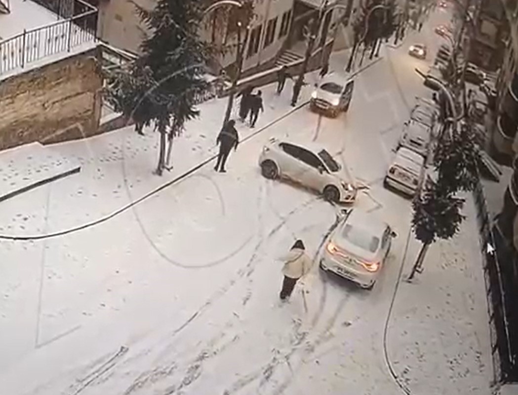 gumushanede buzlu yolda yokus asagi kayan araclar kamerada Dt19BdKM