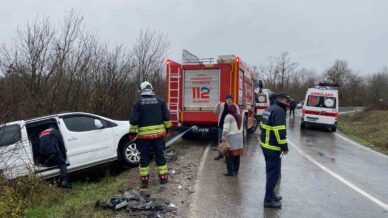 hafif ticari arac kamyona carpti 2 yarali pdYlqi6L