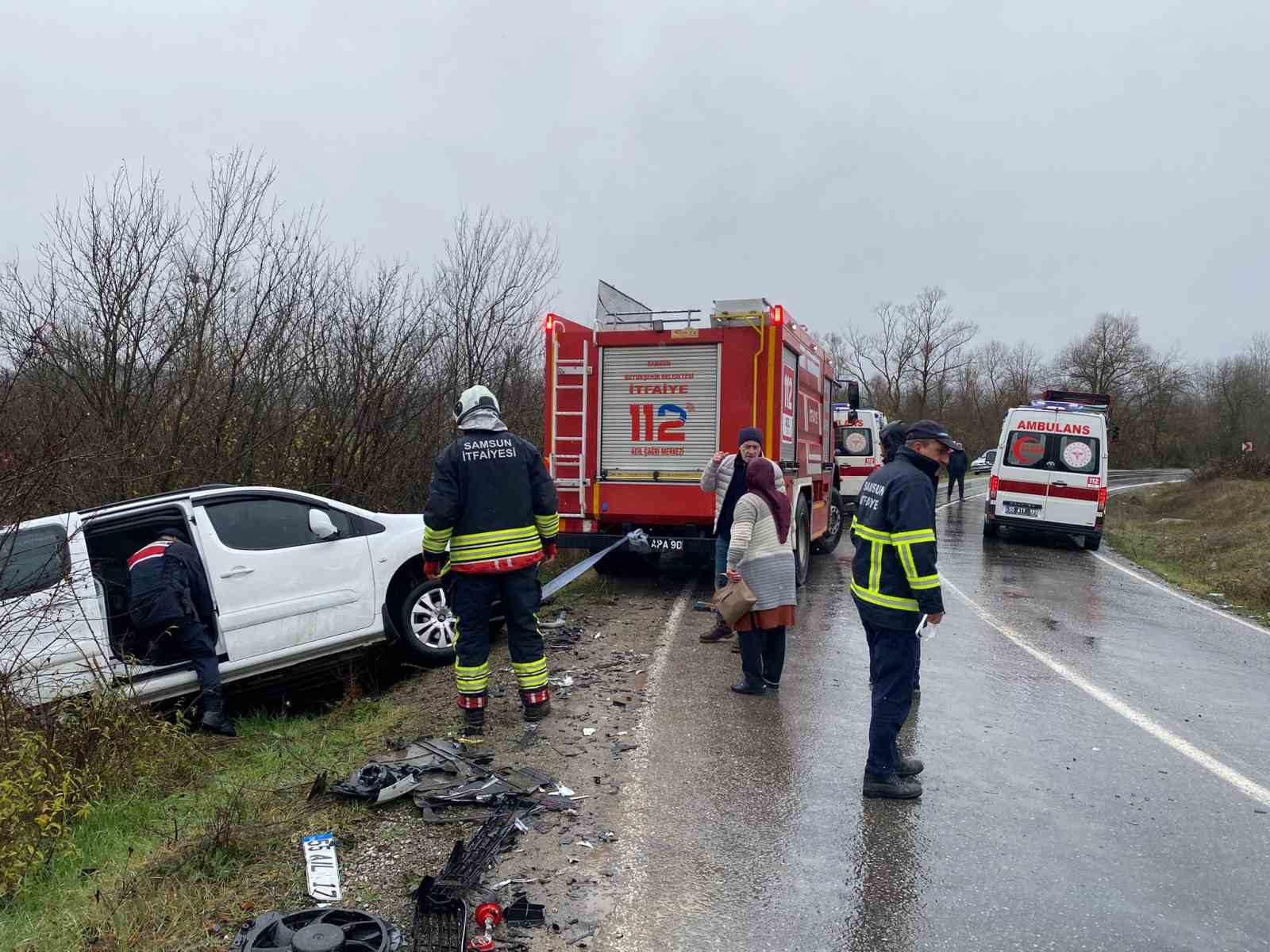 hafif ticari arac kamyona carpti 2 yarali pdYlqi6L