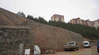 heyelan sonrasi yapilan istinat duvarlarinda catlaklar olustu V716eOpa