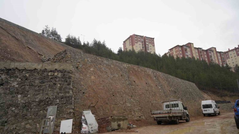 heyelan sonrasi yapilan istinat duvarlarinda catlaklar olustu V716eOpa