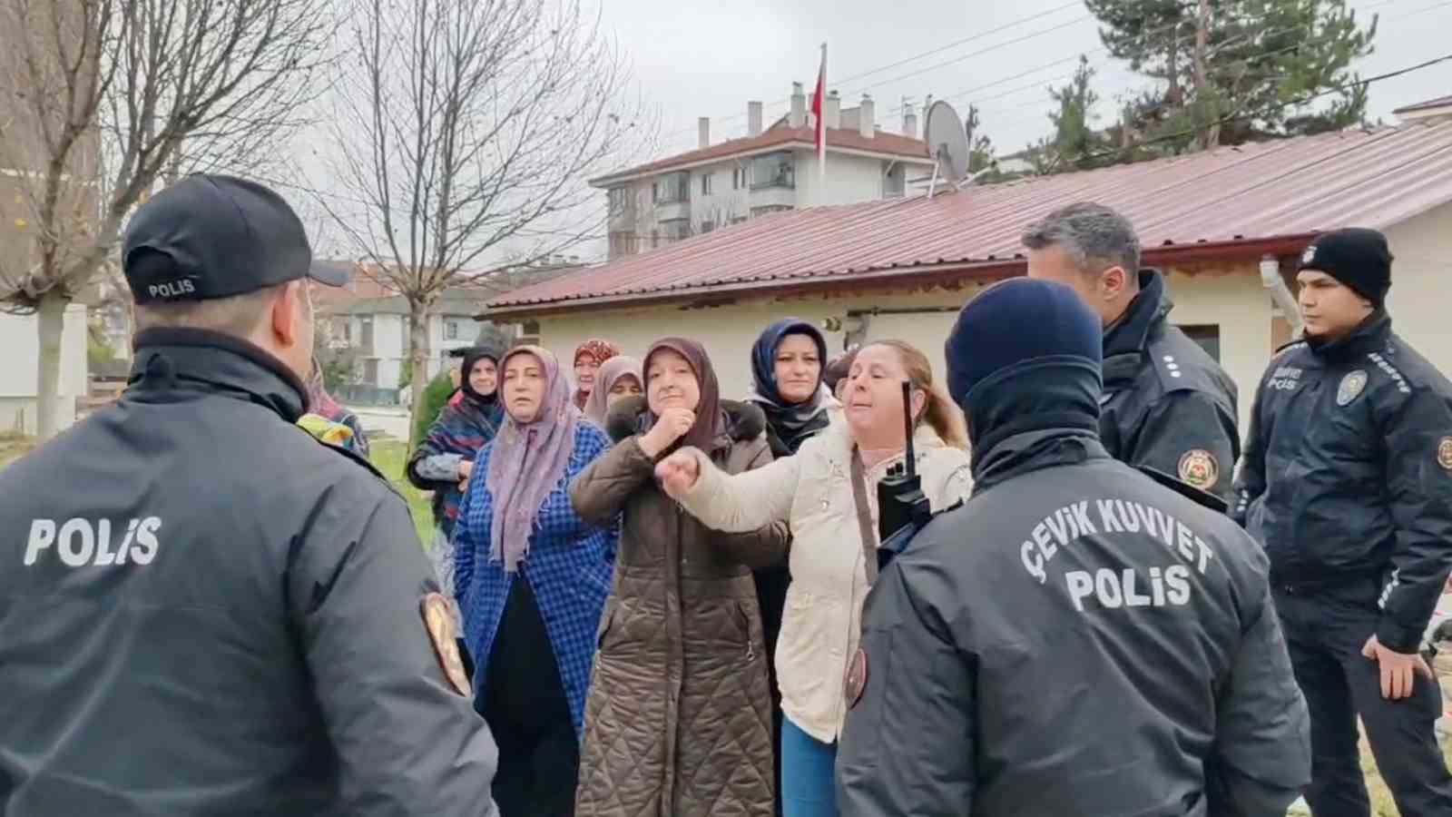 kadinlardan mahalleye yapilacak baz istasyonuna ve erkeklere tepki 4mAbnMn1