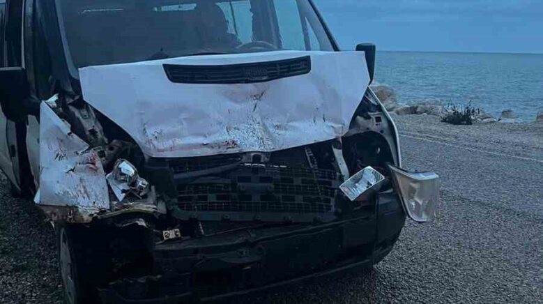 kamyona carpan servis aracindaki 3 ogrenci yaralandi CnnLi1uE