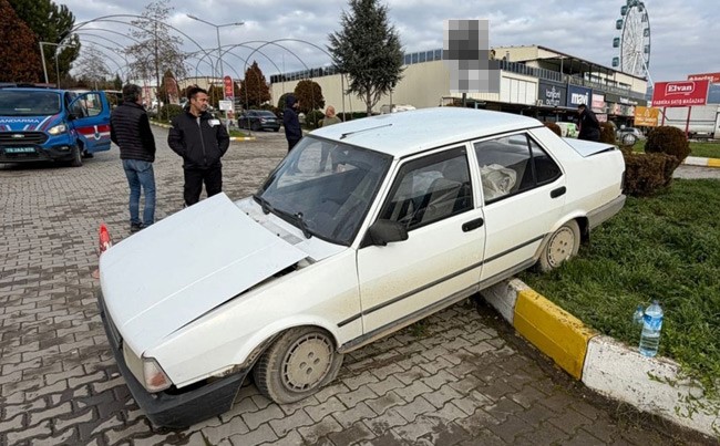 kamyonet otomobile carpti 2 yarali