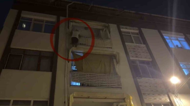kapisina gelen sivil polislerden korkup balkona cikarak yurekleri agza getirdi znEQxWz3