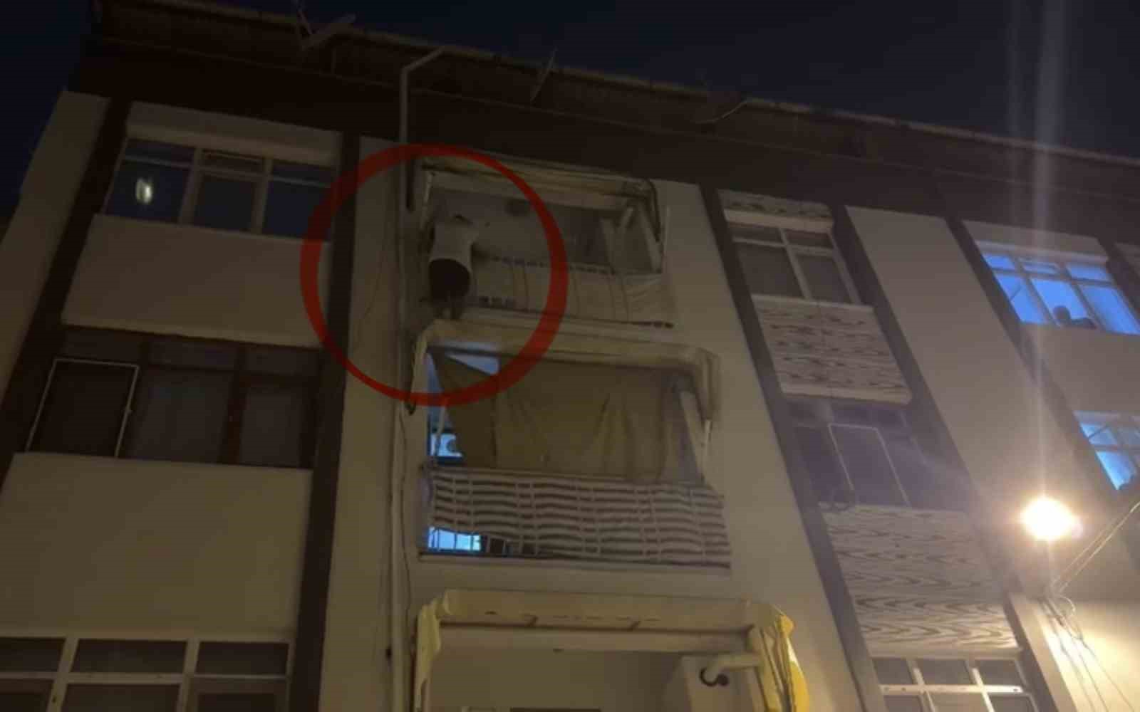 kapisina gelen sivil polislerden korkup balkona cikarak yurekleri agza getirdi