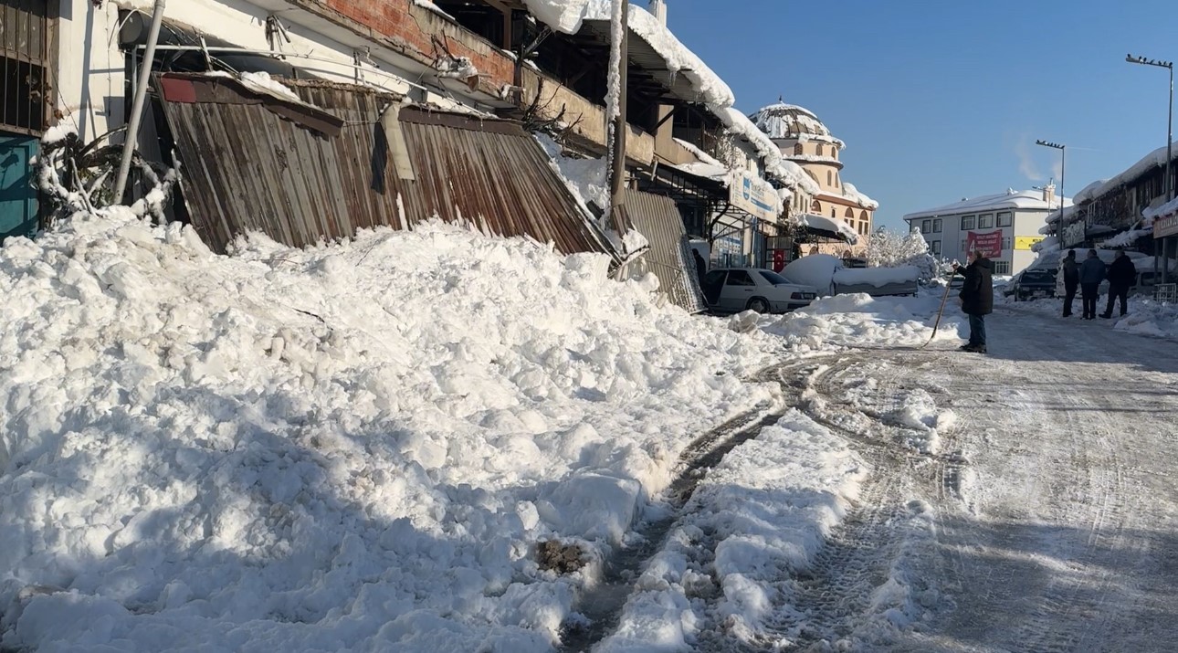 kar birikintileri is yerlerinin sundurmalarini cokertti