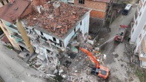 karabukte dogal gaz patlamasi sonrasi hasar goren bina 3 yil sonra yikiliyor HwytlaXk