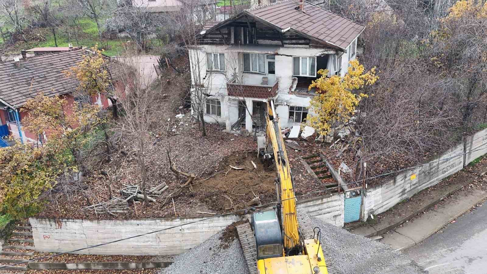karabukte tehlikeli yapilarin yikimi suruyor