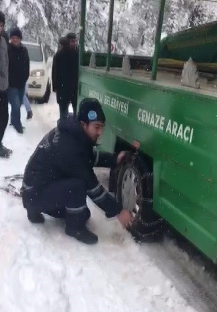 karda mahsur kalan cenaze araci icin seferber oldular 7wKrBNDO