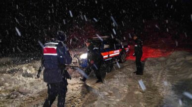 karda mahsur kalan vatandas kurtarildi hM7AM845