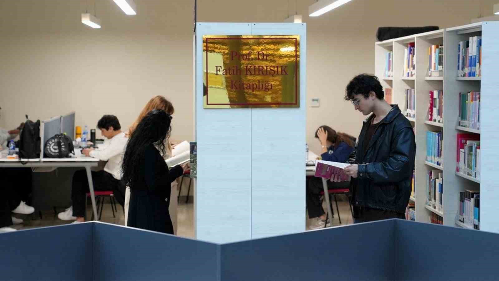 kbu rektoru kirisiktan kamil gulec kutuphanesine 600 kitaplik bagis