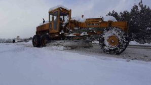 kendi greyderiyle karla mucadeleye destek veriyor EMIzgjJc