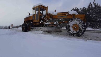 kendi greyderiyle karla mucadeleye destek veriyor EMIzgjJc