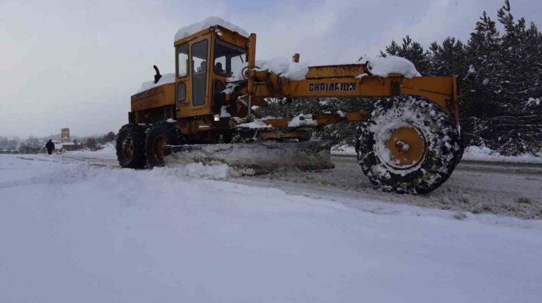 kendi greyderiyle karla mucadeleye destek veriyor EMIzgjJc