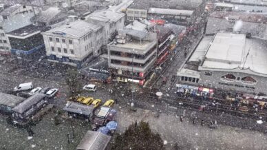 kent merkezinde lapa lapa yagan kar havadan goruntulendi ibRVOaI4