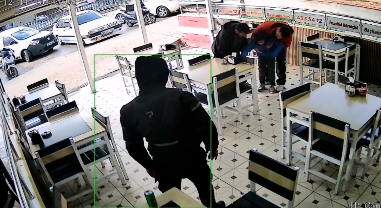 kurye heimlich manevrasiyla bogulan cocugu kurtardi o anlar kamerada XA75MPc3